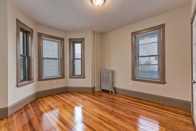 Building Photo - 92 Gladstone St