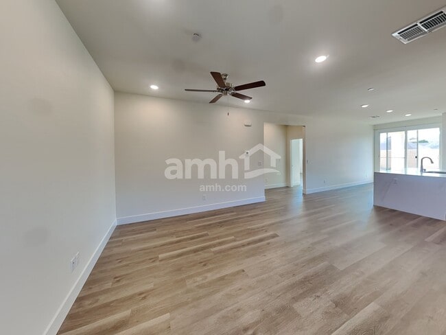 Building Photo - 882 English Primrose St