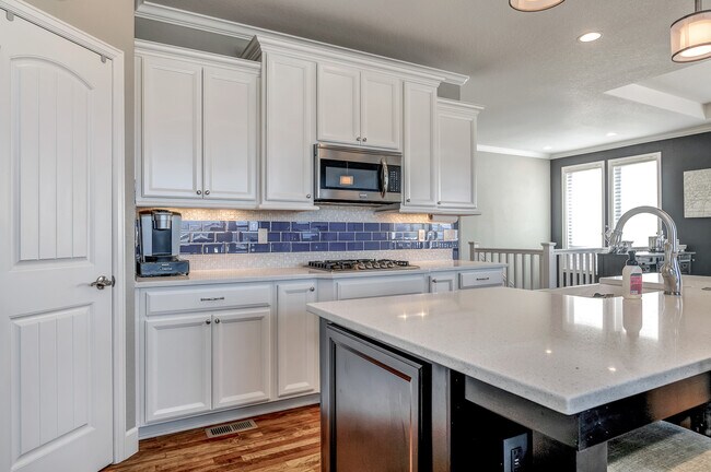 Kitchen- gas cook top, Krupps coffee maker - 1410 Promontory Bluff Vw