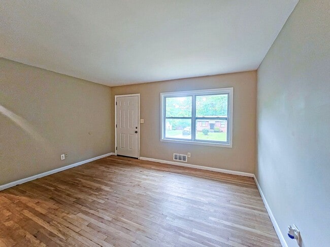 Building Photo - Spacious 4 Bedroom Home Near University Av...