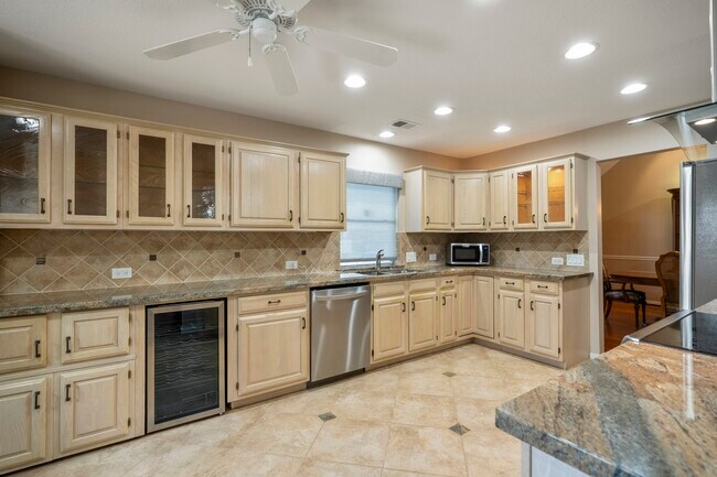 Building Photo - 9631 Bavaria Dr