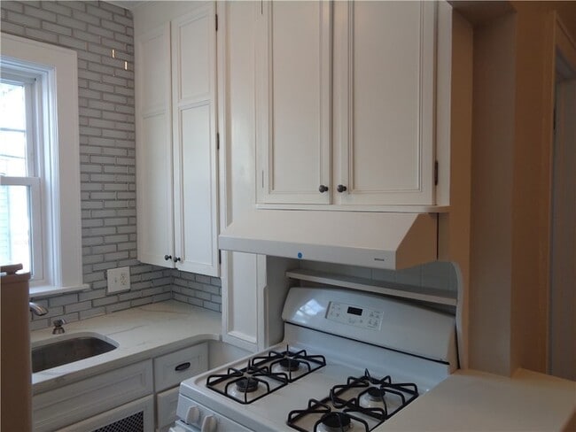 Building Photo - 164 Pine St