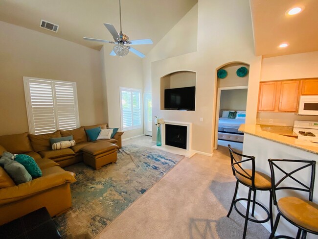 Building Photo - $600 MOVE_IN BONUS Furnished Modern 2 Bed,...