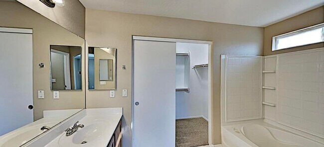 Building Photo - 4 Bedroom, 3 Bath Coming Soon!!