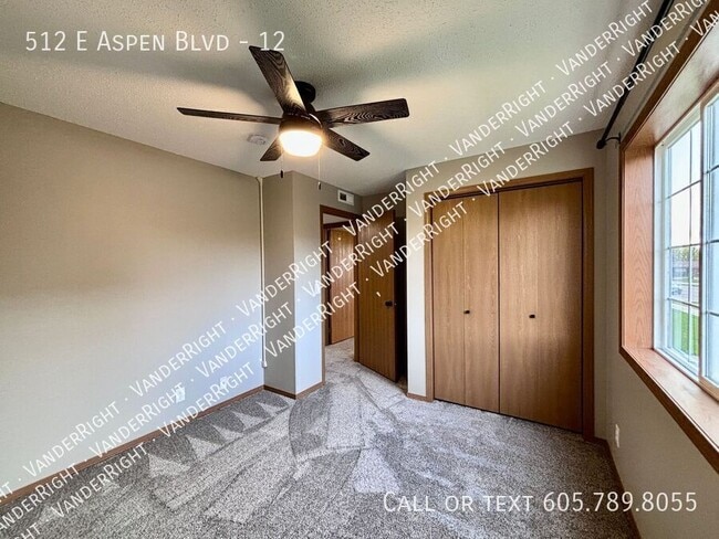 Building Photo - 512 E Aspen Blvd