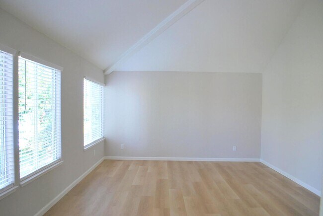 Building Photo - Updated Detached Home in Gated Fleur Du Mo...
