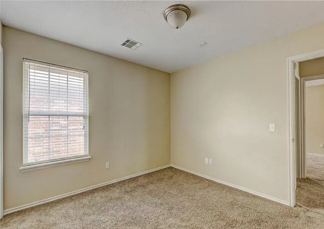 Building Photo - Gorgeous 3 bedroom 2 Bath and 2 Car Home in the Heart of Yukon