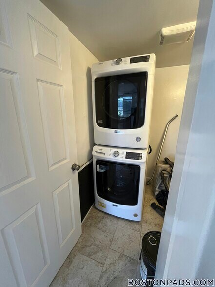 Building Photo - 38 Forest St