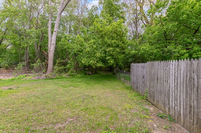 Building Photo - 2- Bedroom Duplex- Only $1100/Month!