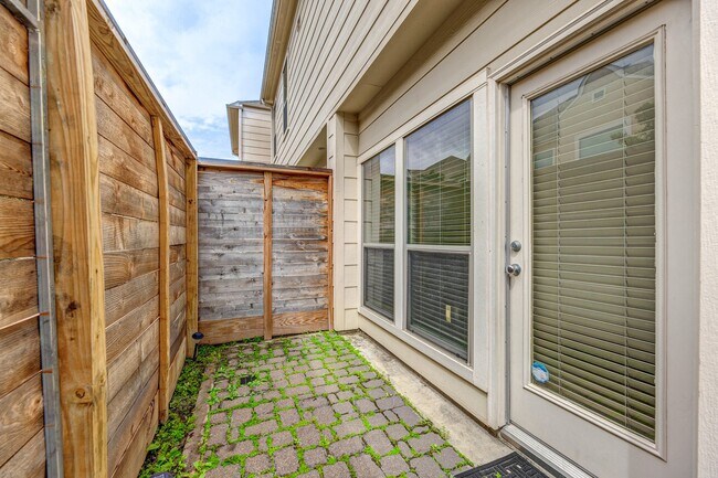 Building Photo - 3898 Center St