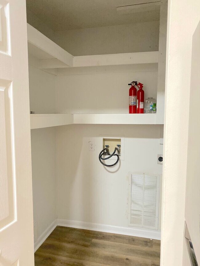 Building Photo - STUNNING 3 BEDROOM END UNIT TOWNHOUSE just off gate of Little Creek!!