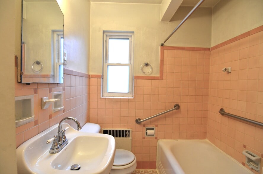 Building Photo - 5840 Ridge Ave