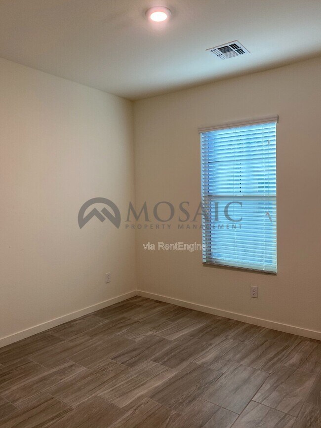 Building Photo - 4058 E Erie St