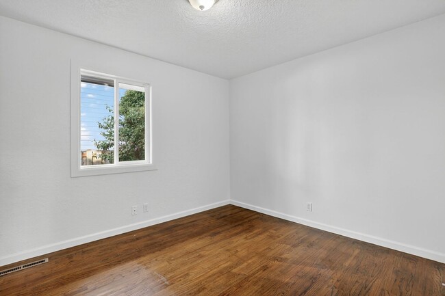 Building Photo - 4 bedroom: Single Level SE Portland Home