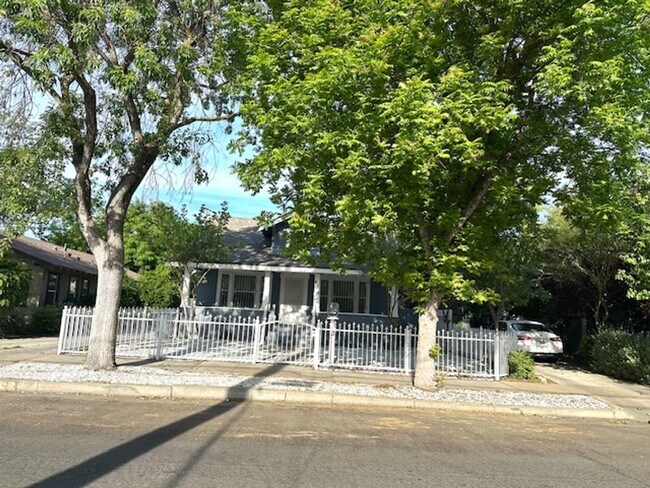 Building Photo - Charming 3 Bed / 1 Bath Home in the Heart of the Tower District