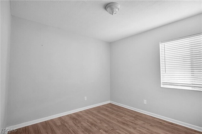 Building Photo - 4617 Bayshore Dr