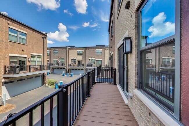 Building Photo - 312 S Elm St