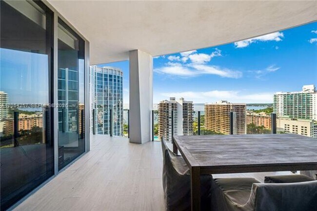 Building Photo - 2831 S Bayshore Dr
