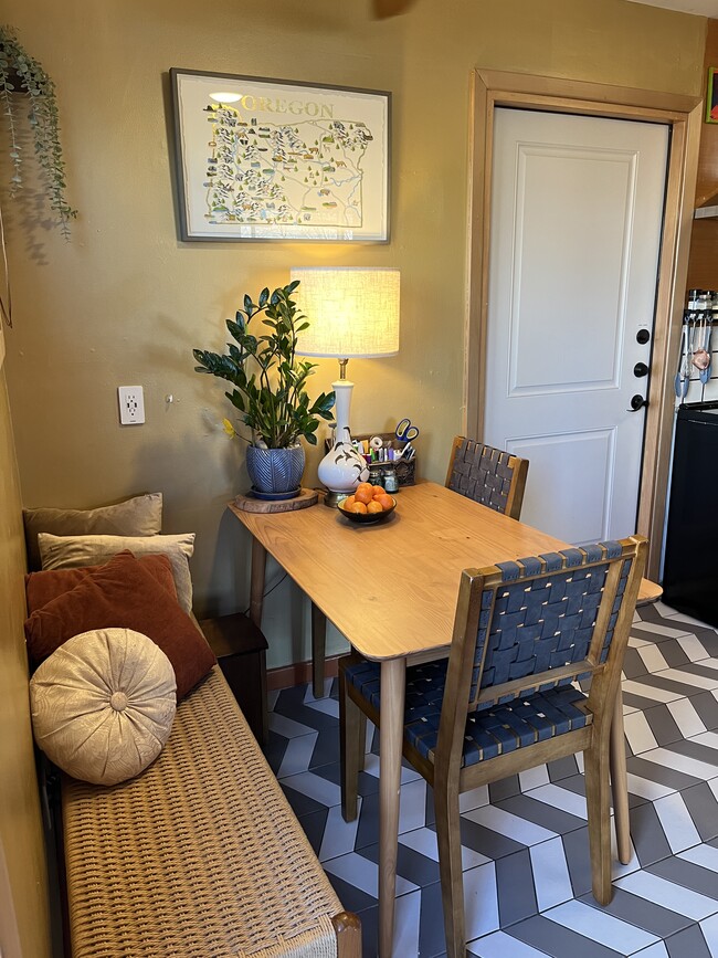 kitchen / dining room - 8564 N Richmond Ave