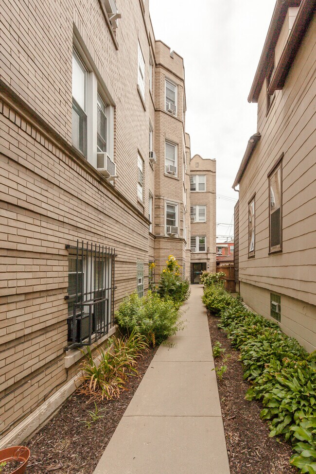 Building Photo - 2837.5 N Sawyer Ave