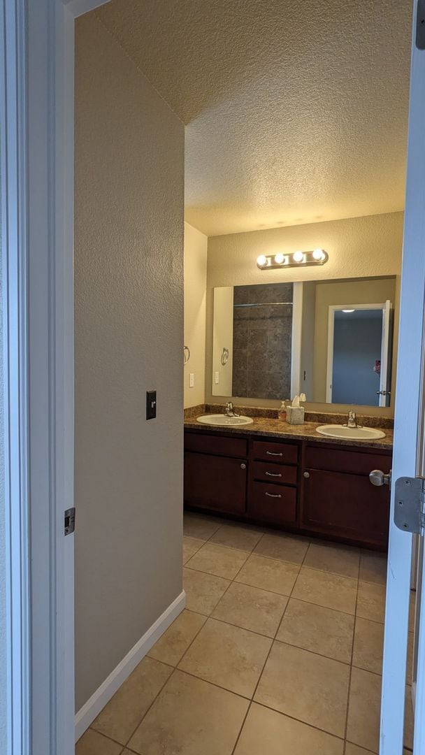 Building Photo - 3 BED/2.5 BATH END UNIT TOWNHOME W/PATIO & 2-CAR GARAGE!