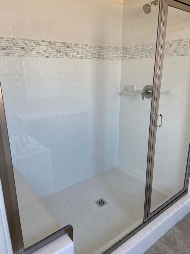 Building Photo - 4 Bedroom home located in Northside Visalia! Available Soon!