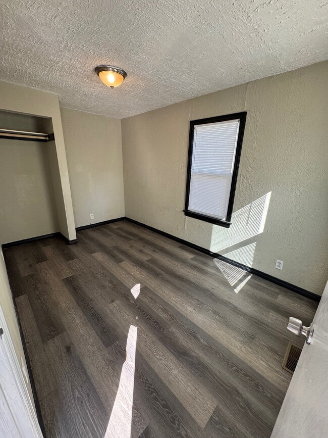 Building Photo - 2 Bedroom, 1 Bathroom with fenced yard, and is centrally located in Wichita Ks