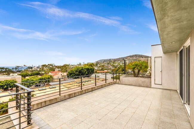 Building Photo - 3 Bed 3 Bath Ocean View, Penthouse "Mark Singer" Residence in Downtown Laguna Beach