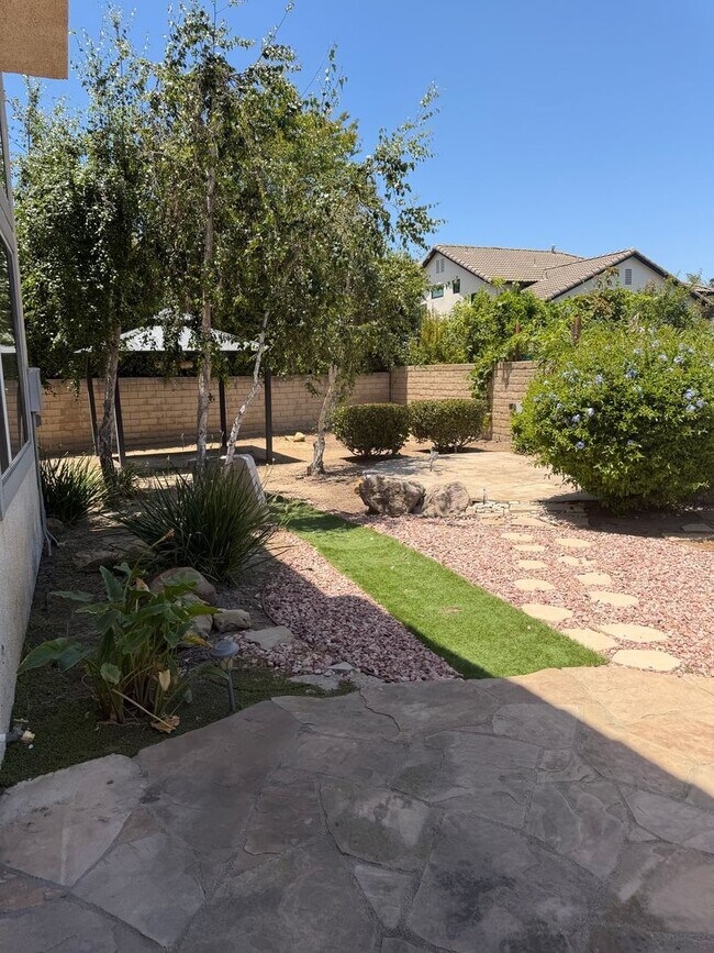 Building Photo - 841 Rosebud Dr