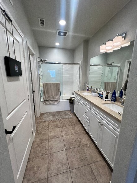 Building Photo - 3230 E Yountville Dr