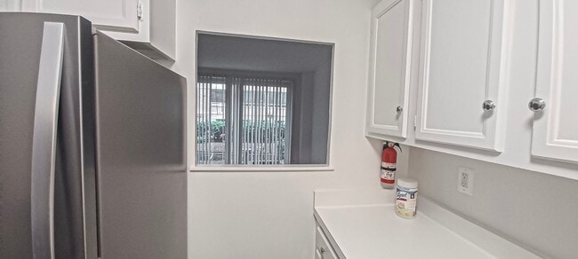 Building Photo - Sunlit 2 Bed 1 Bath, 3 Level Townhome in S...