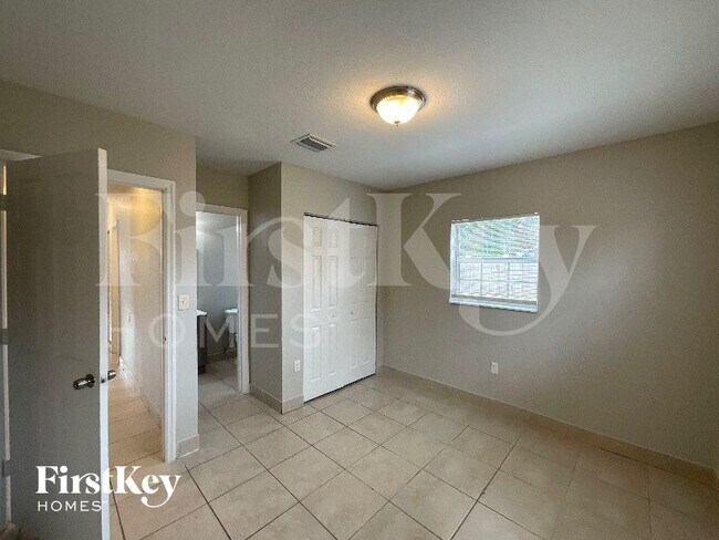 Building Photo - 1231 NE 214th St