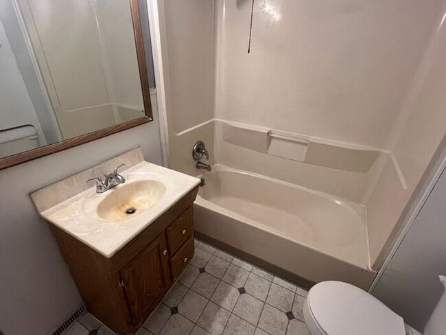 Building Photo - 2 BR House in Niles