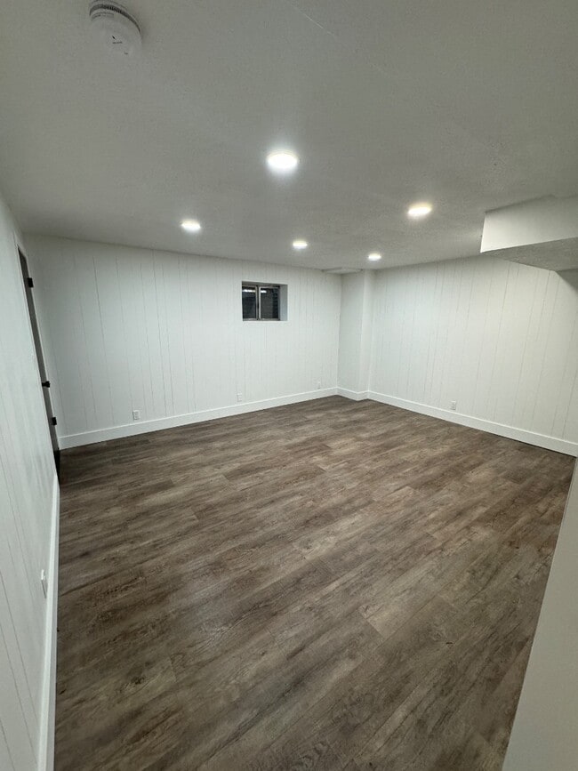 Building Photo - 910 620 E