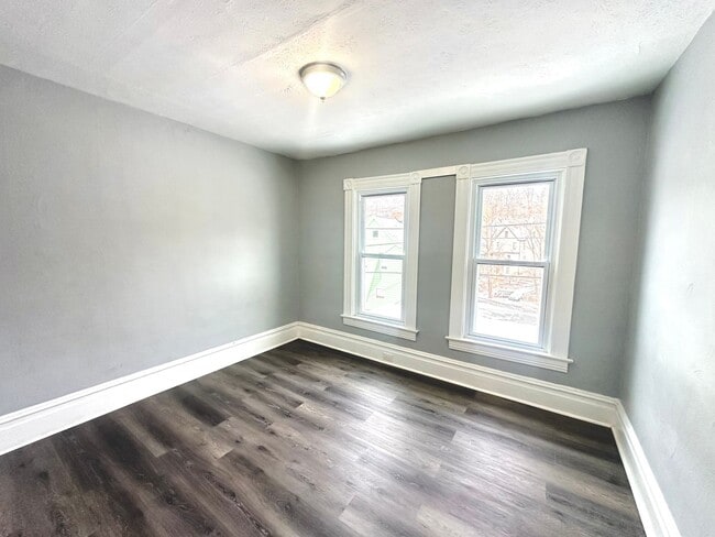 Building Photo - Completely Updated 3 Bed, 1 Bath Unit in Pitcairn - Available Immediately!