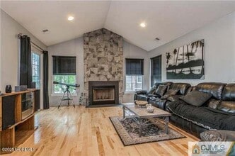 Building Photo - 115 Chariot Ct