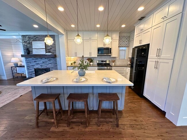 Building Photo - Stunning 4 Bedroom, 2.5 Bath Lawrence Ranch Home With Solar
