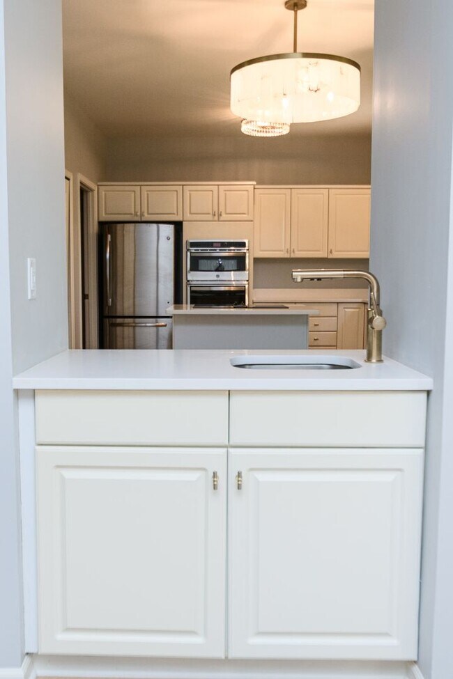 Building Photo - 5 bedroom / 2.5 bathroom Home for Rent in Valparaiso