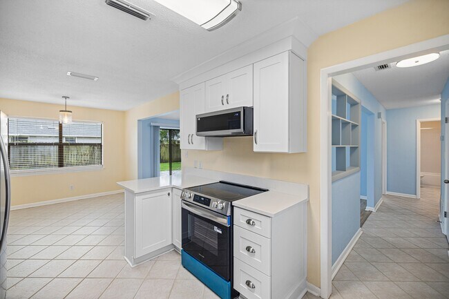 Building Photo - 349 Primrose Cir
