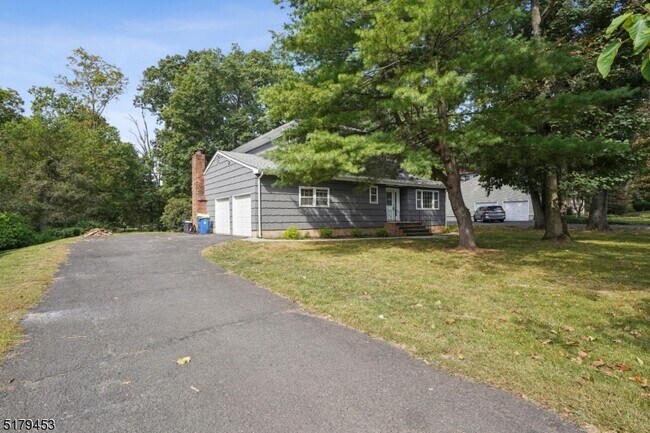 Building Photo - 4 Fern Ct