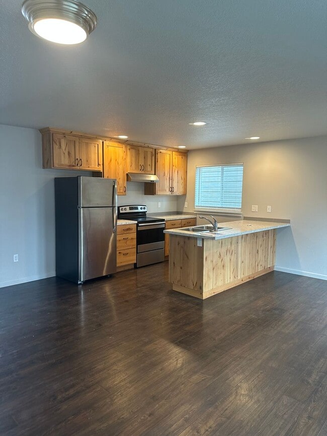 Building Photo - Available now! 3 bedroom ~ 2.5 Bathroom stylish home in Adair Village!