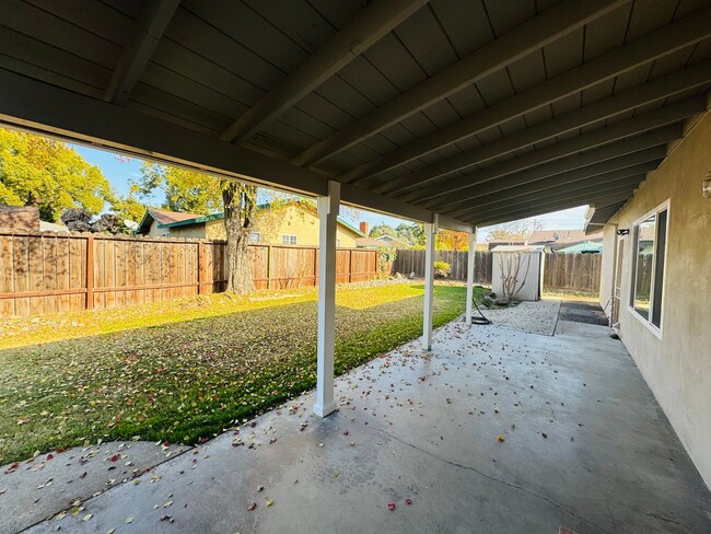 Building Photo - Location, Location  -  3 Bedroom, 2 Bath H...