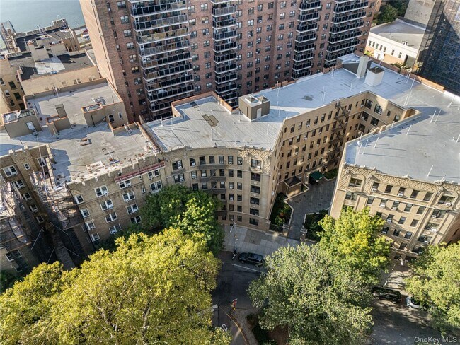 Building Photo - 779 Riverside Dr