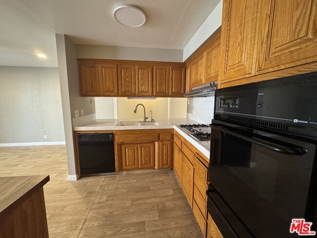 Building Photo - 631 Pepper Tree Dr