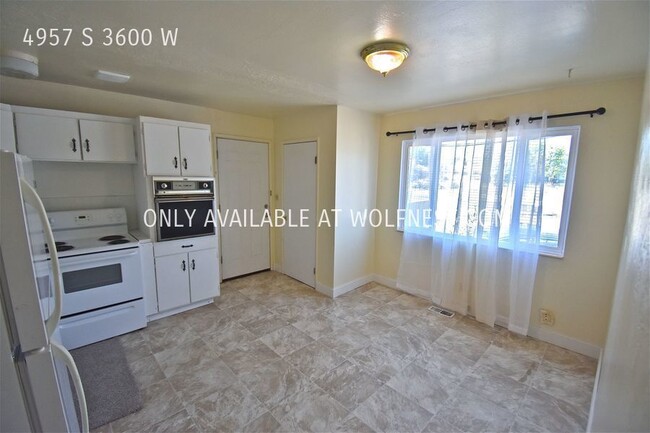 Building Photo - Updated 2 Bed Taylorsville Unit! No Deposi...