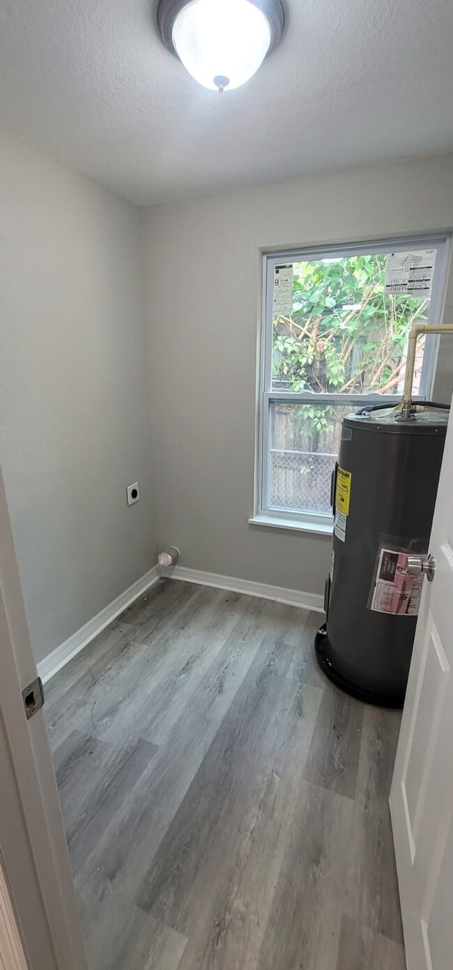 Building Photo - 1550 W 32nd St