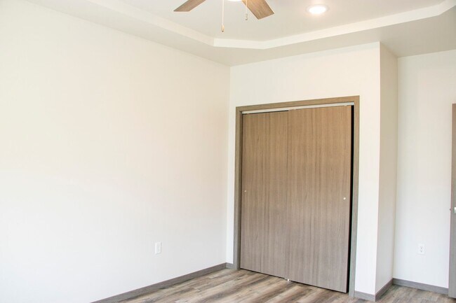 Building Photo - Spacious Corner 1 Bed!