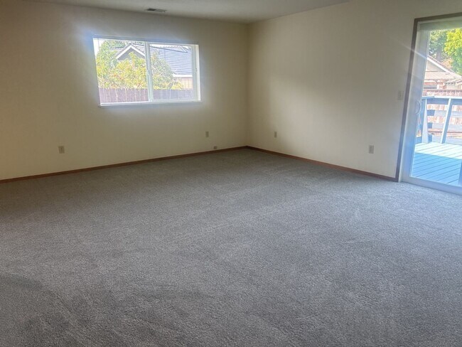 Building Photo - 2149 Woodcrest Ct