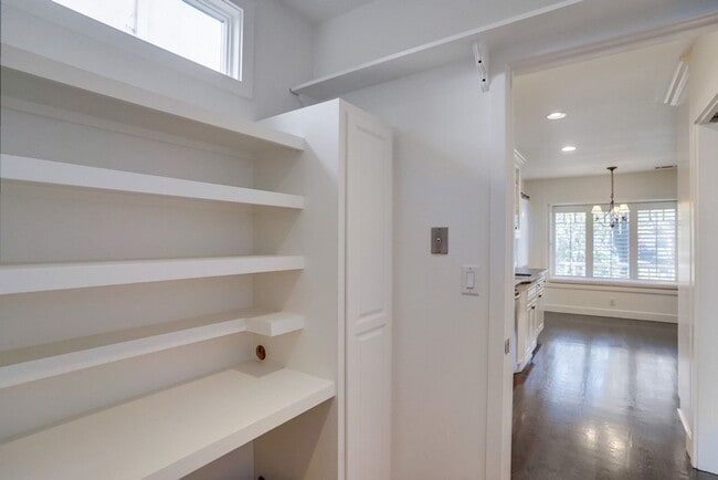 Building Photo - Beautiful 4 Bed/4 Bath Family Home w/pool Available Now!!