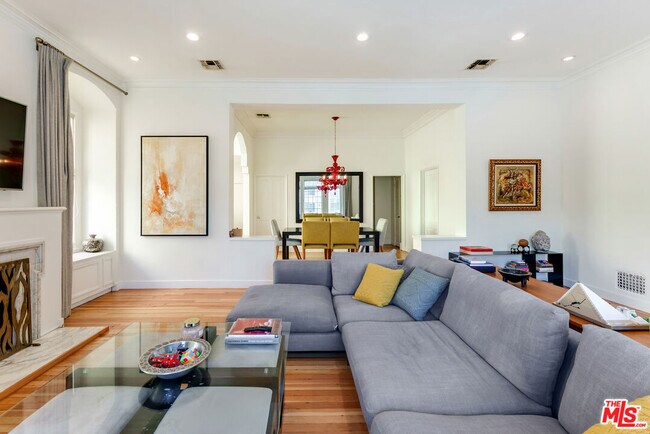 Building Photo - 1014 N Doheny Dr